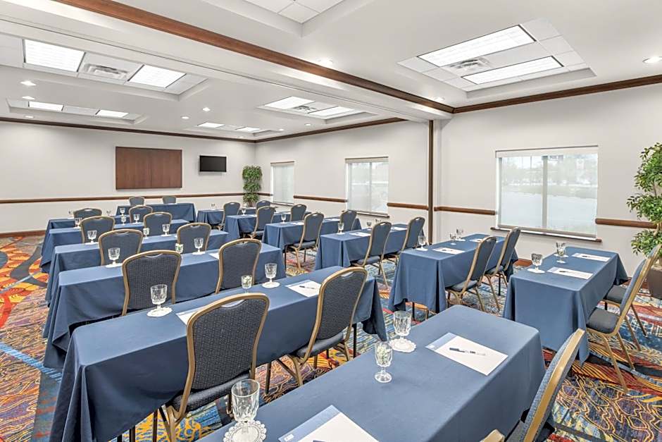 Holiday Inn Express & Suites Wilmington-Newark by IHG