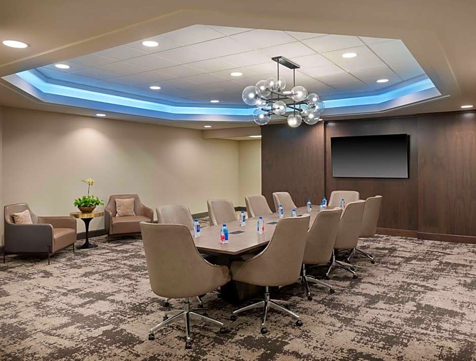 Hilton Indianapolis Hotel & Suites