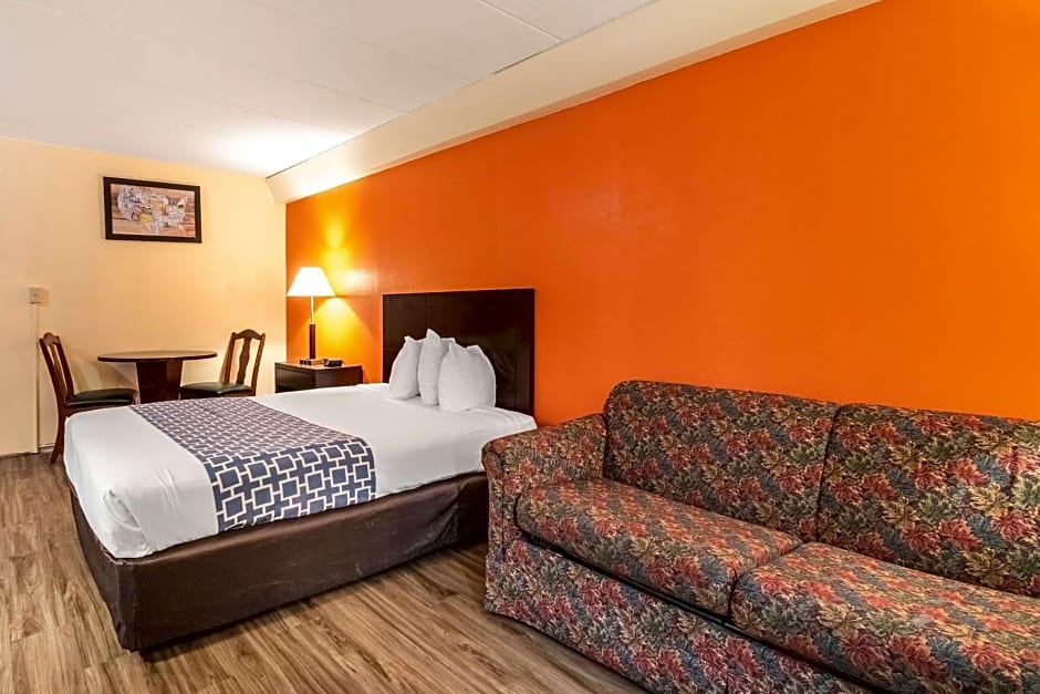 Econo Lodge Inn & Suites