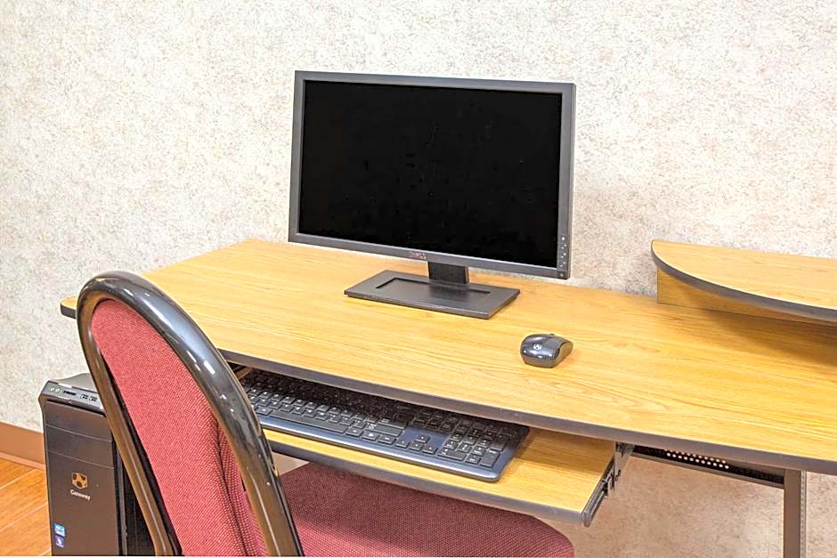 Super 8 by Wyndham Three Rivers