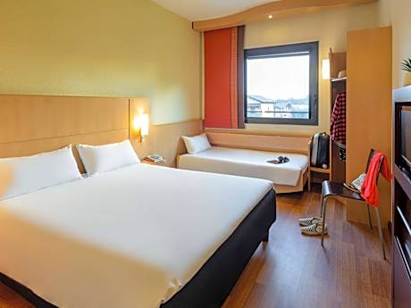 Standard Room with One Double Bed and One Single Bed
