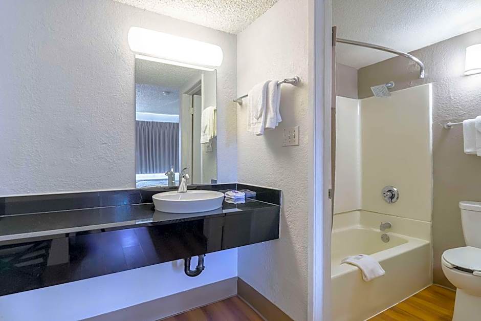 Motel 6 Hayward, CA- Silicon Valley Gateway