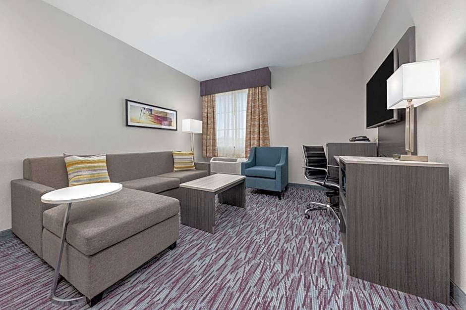 La Quinta Inn & Suites by Wyndham Allen At The Village