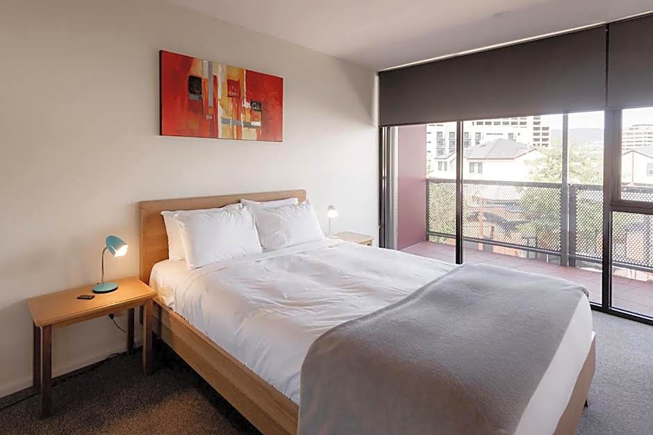 Inner-city 2 bedroom apartment - perfectly located