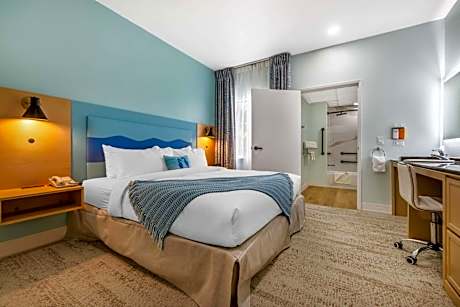 King Suite with Pool View - Non-Smoking