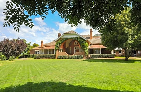 Petersons Armidale Winery and Guesthouse