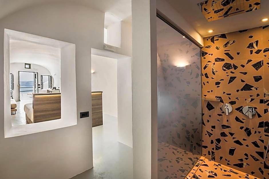 Sun Rocks Boutique Hotel - Caldera View Suites & Sunset Dining Experience