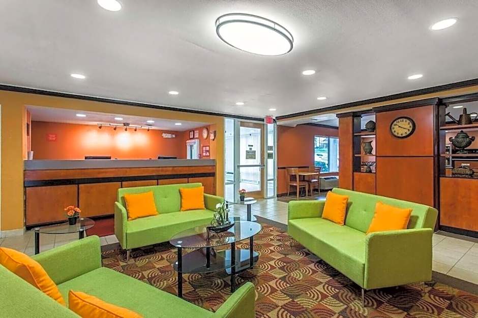 Econo Lodge Inn & Suites Airport