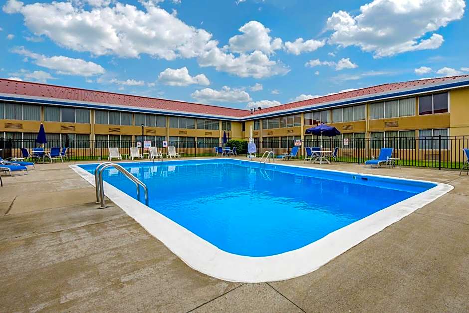 Econo Lodge Inn & Suites Triadelphia - Wheeling