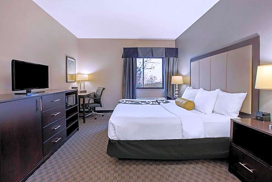 La Quinta Inn & Suites by Wyndham Detroit Metro Airport