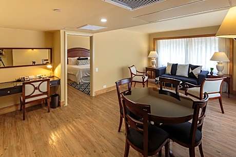 1 Bedroom Suite Dining Area