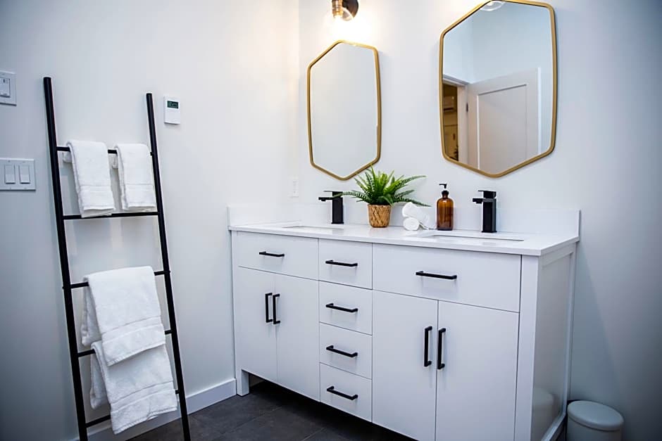 The Stellar Condo - Cozy 2 Bedroom with Hot Tub