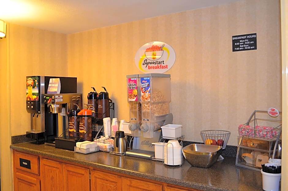 Super 8 by Wyndham Bentonville