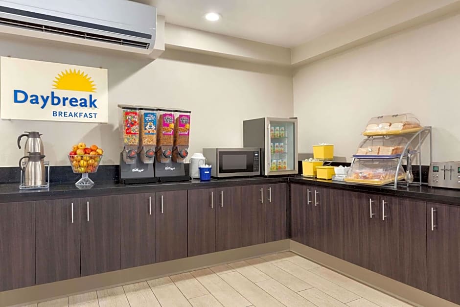 Days Inn & Suites by Wyndham Anaheim At Disneyland Park