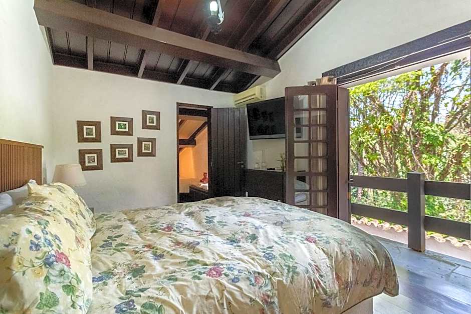 Sítio com piscina, área arborizada e lazer