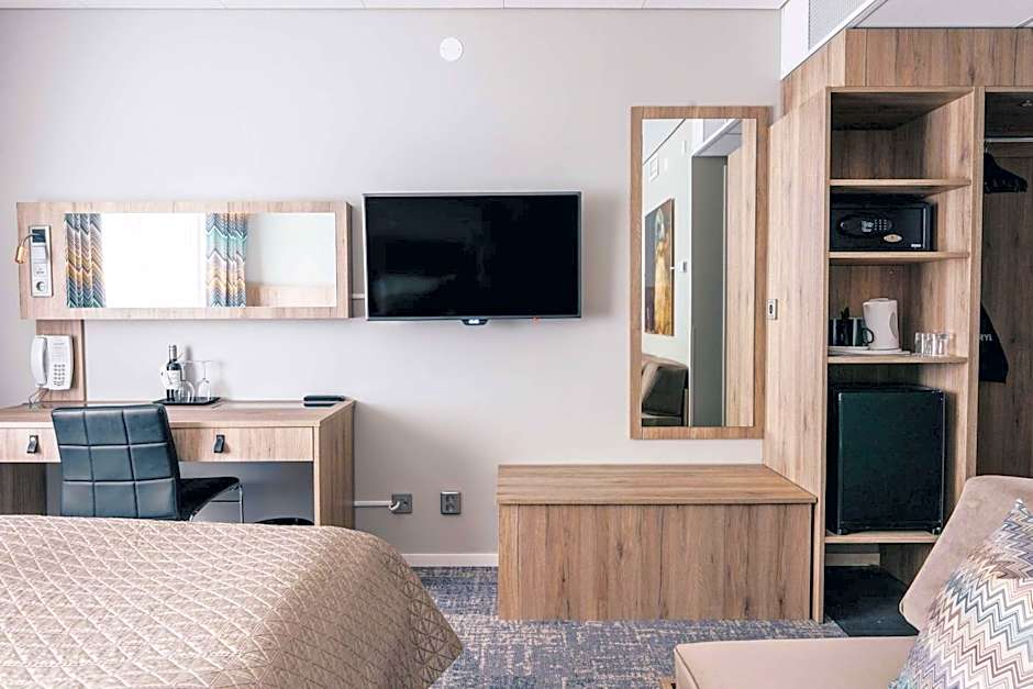 Photo 1 of 6 of 1 King Bed with Sofabed