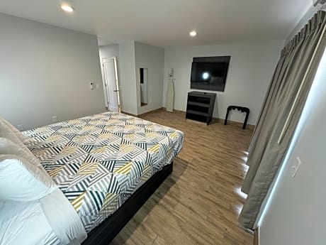 King Room with Roll-in Shower - Disability Access - Non-Smoking