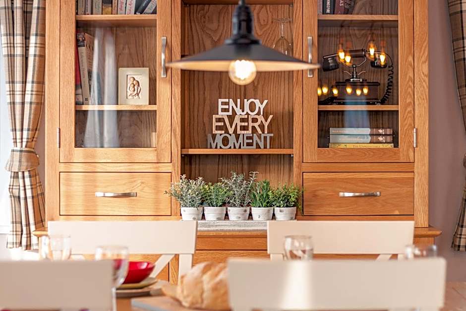 The White Rose Lodge with Hot Tub