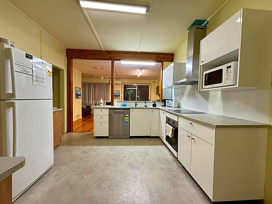 Nautique Beach House - Rustic and Charming, Walk 2 Beach & Shops