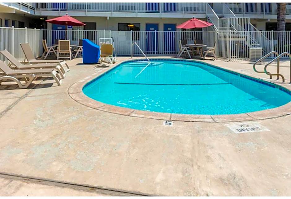 Motel 6-Bakersfield, CA - Convention Center