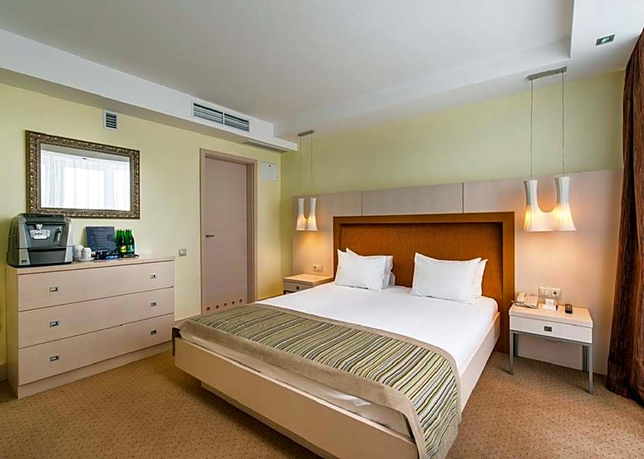 Photo 1 of 8 of Suite