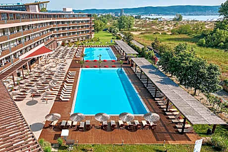 Sunny Beach Club - Adults Only #YouthfulVibes