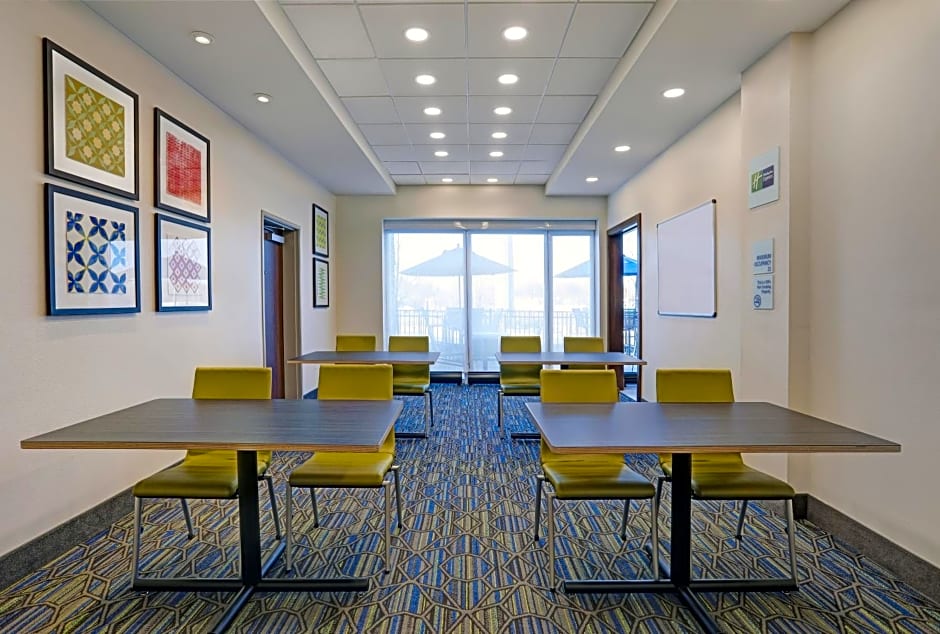 Holiday Inn Express & Suites - Lenexa - Overland Park Area By IHG