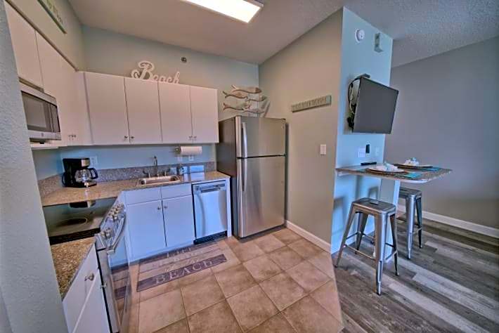 Deluxe Beachfront Studio, Shores of Panama New and Renovated