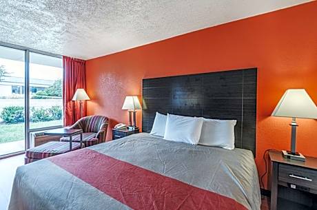 King Room with Roll-in Shower - Disability Access - Non-Smoking