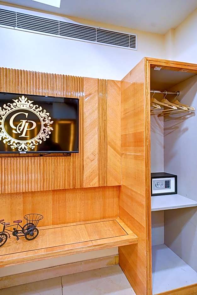 Hotel Gold Palace - 03 Mins Walk From New Delhi Railway Station