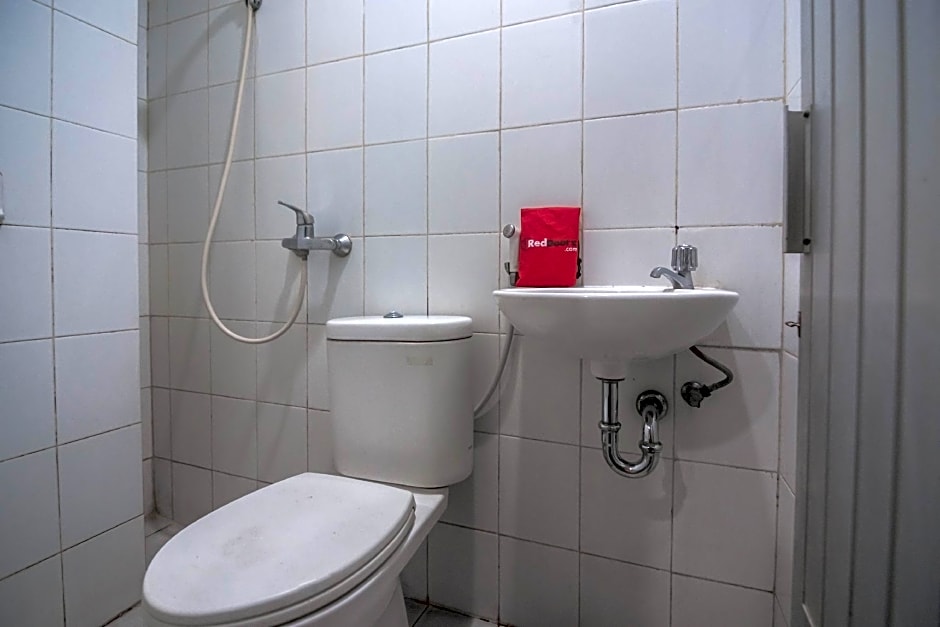 RedDoorz near RS Husada