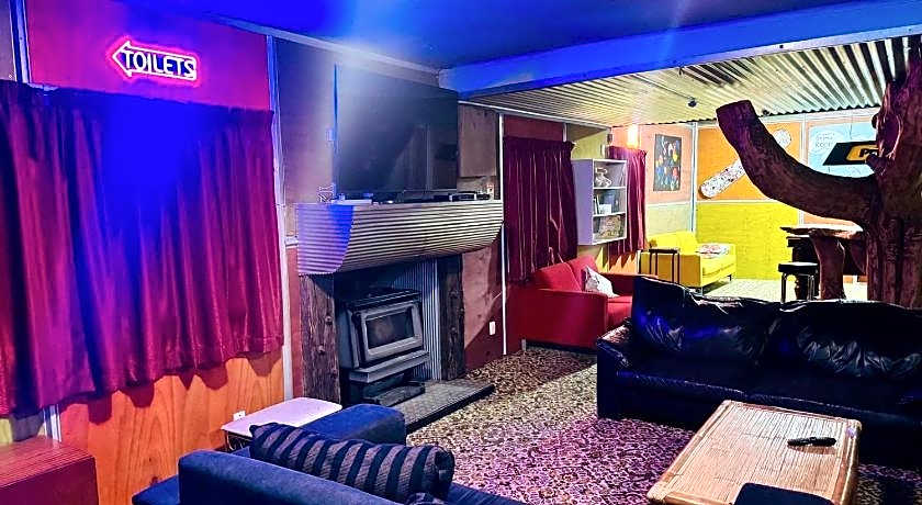 The Crossing Lodge and Backpackers