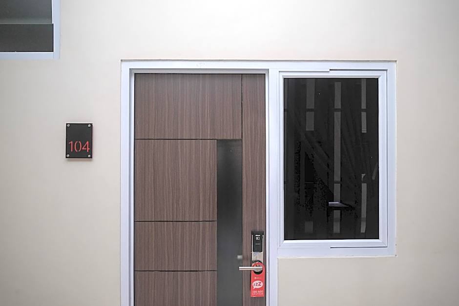 RedDoorz Plus near UMS Solo 2