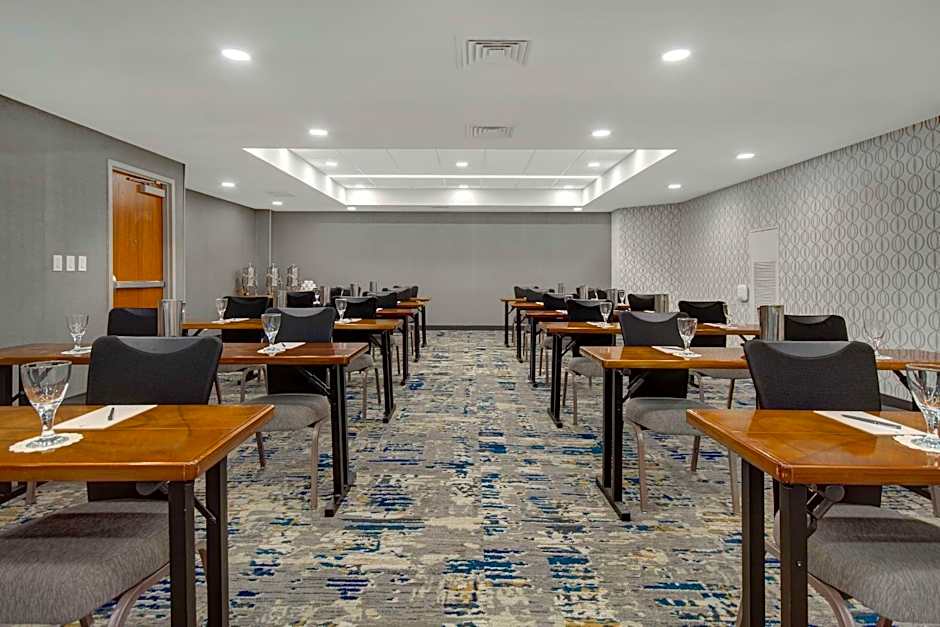 Embassy Suites By Hilton Detroit Metro Airport