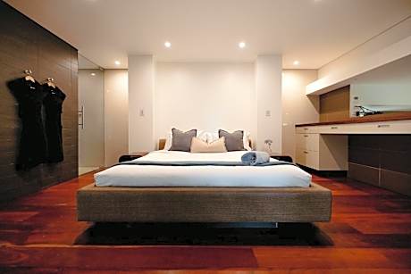 Lakehouse - One-Bedroom Villa with Hot Tub