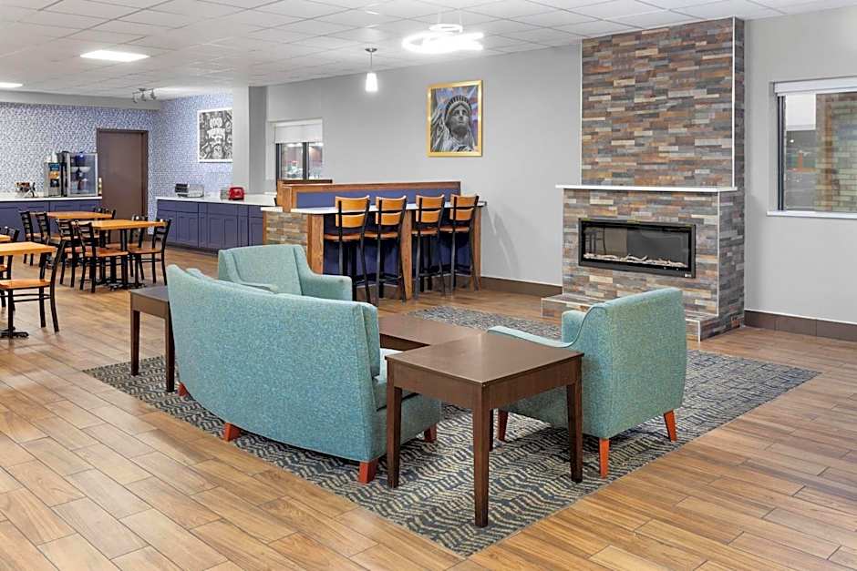 AmericInn & Suites by Wyndham Baraboo Event Center