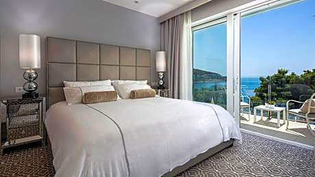 Superior King Suite with Sea View and Balcony