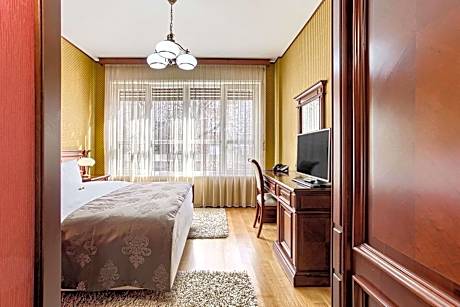 Queen Suite - Non-Smoking