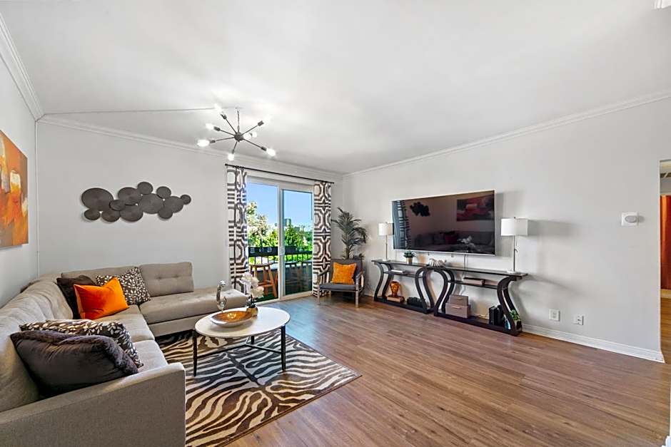 Beverly Hills 2 bed 2 bath Penthouse with Den and Parking 414