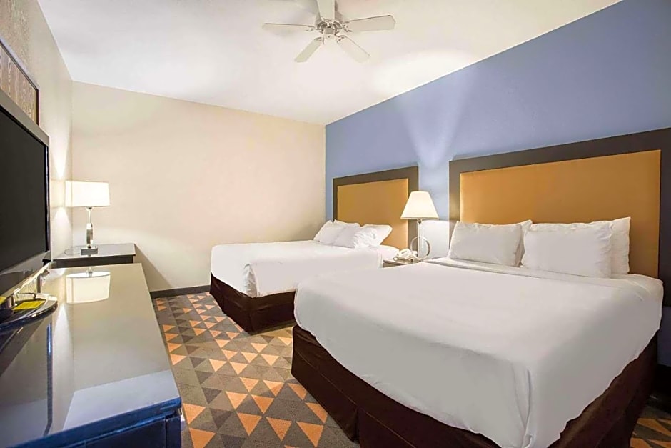 Days Inn by Wyndham Mackinaw City/Bridge