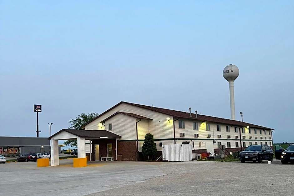 Super 8 by Wyndham Mendota I-39