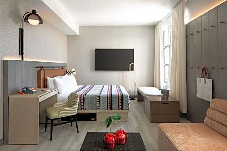 Suite, 1 King, Balcony