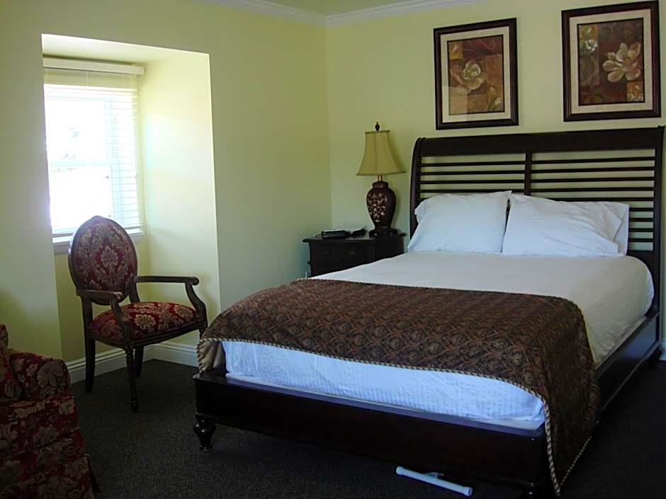 The City Hotel Bar & Grill