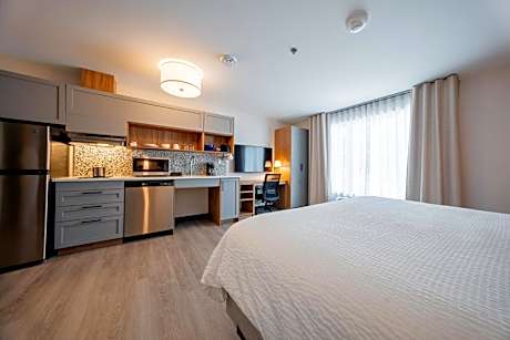 King Studio Suite with Mobility Accessible Tub - Non-Smoking