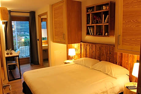 One-Bedroom Apartment with Balcony and Mountain View