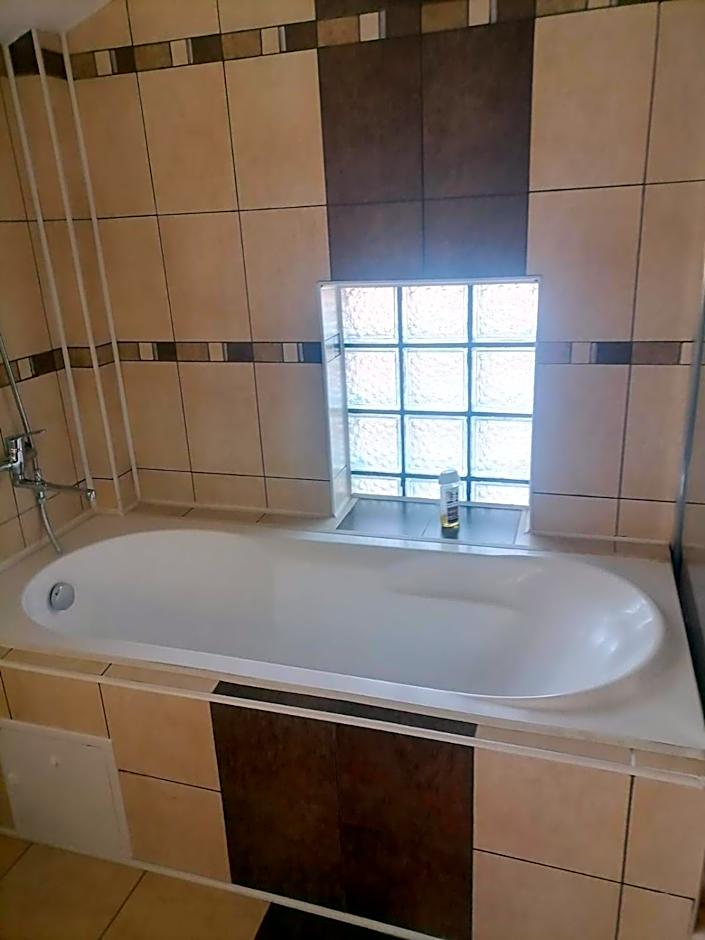 VillaWeb 9rooms - Long term business aparthotel 29 Euro per night per room, min 3months