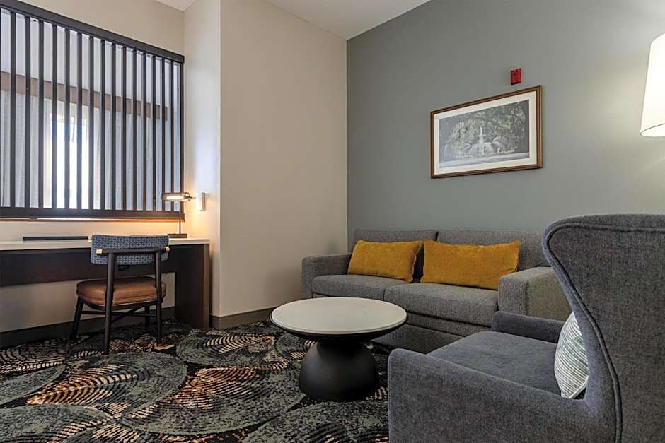 DoubleTree By Hilton Hotel Savannah Airport