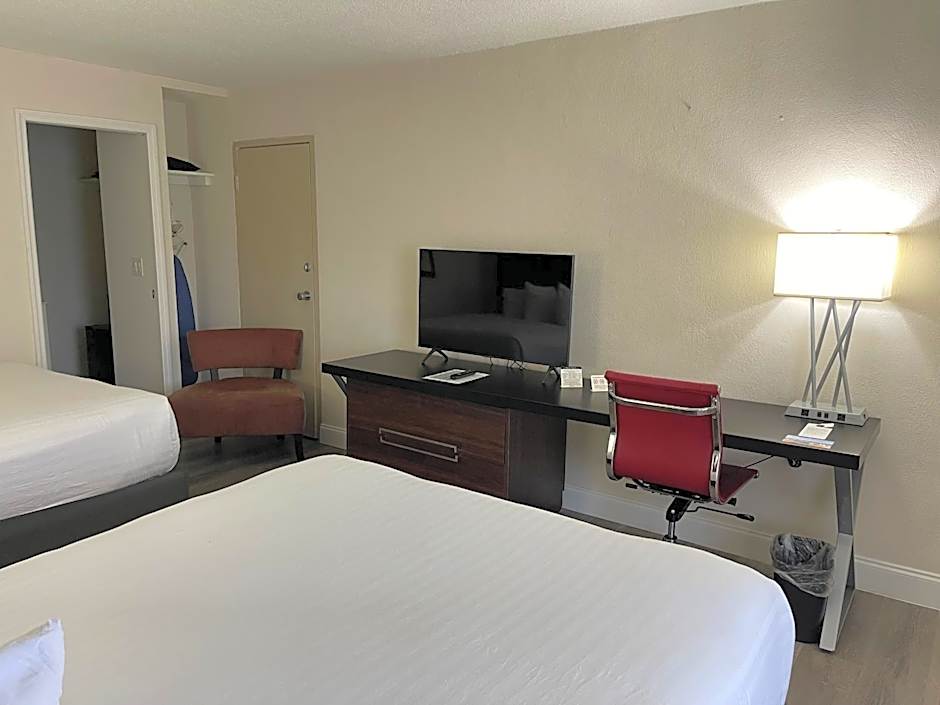 All-New, Ground-Floor, Huge Pool, Tiki Bar & Grill