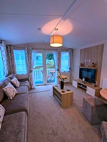 Modern and spacious holiday home at AWARD WINNING SHOREFIELD COUNTRY PARK ENTERTAINMENT PASSES INCLUDED DOG FRIENDLY!