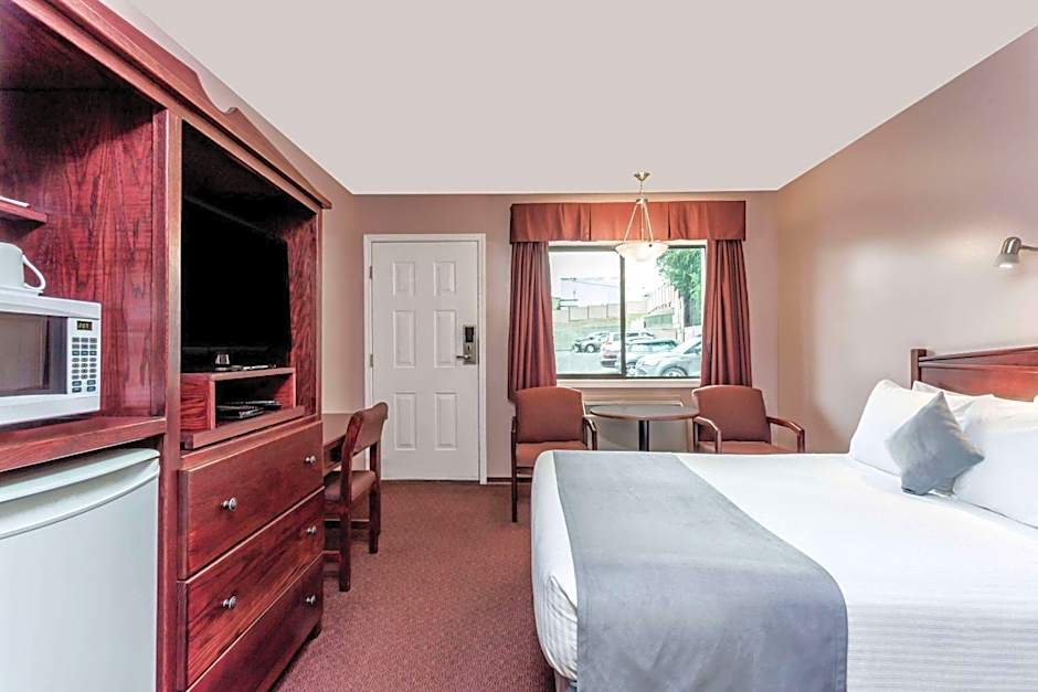 Super 8 by Wyndham Lake Country/Winfield Area